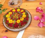 Rohkosttorte, mit Roter Bete gefärbt und gelben Blüten verziert