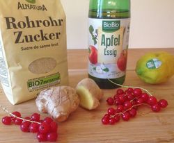 Grundzutaten für Switchel und Shrub: Apfelessig, Zucker, Früchte oder Beere wie hier Johannisbeeren, Ingwer, Zitrone