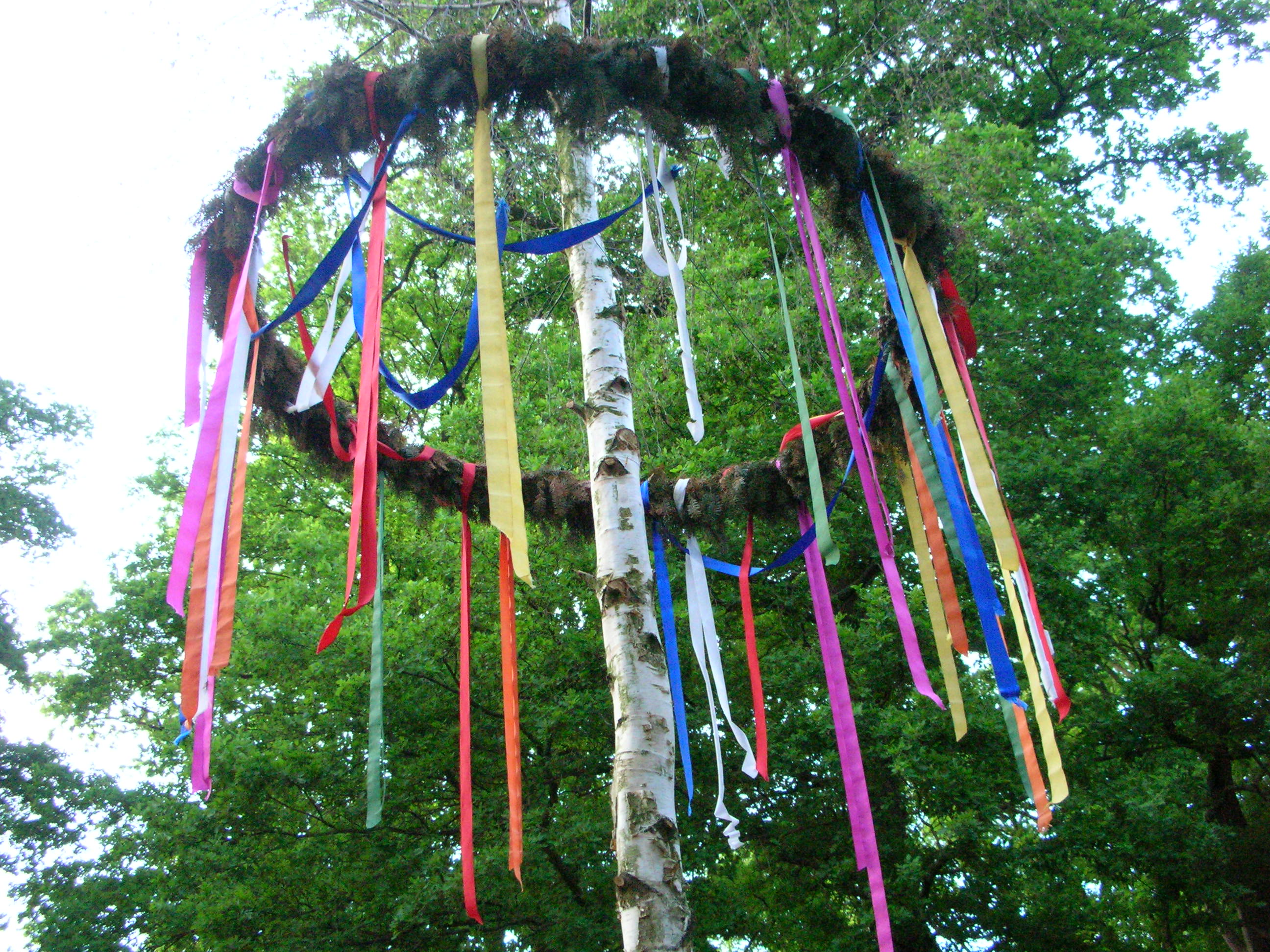 Maibaum, Kranz mit bunten Stofffetzen