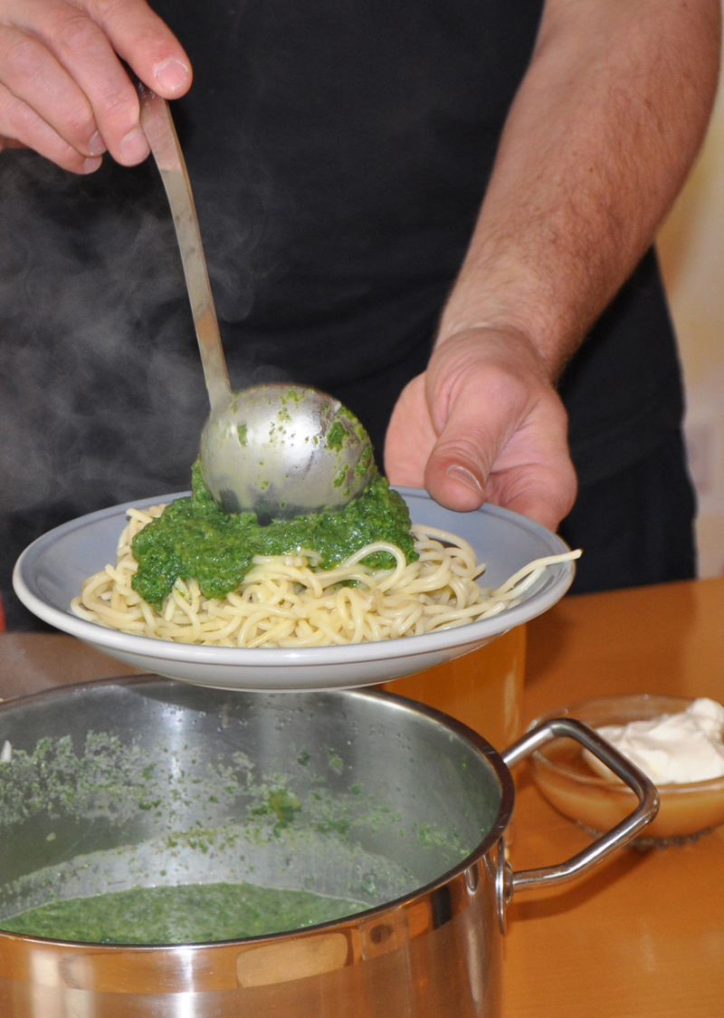 Spaghetti mit Brennesselsauce, beim Schöpfen