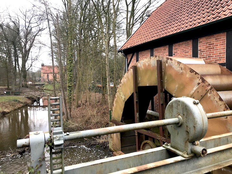 Alte Mühle in Hude bei Oldenburg, Blick auf das Wasser-Mühlrad