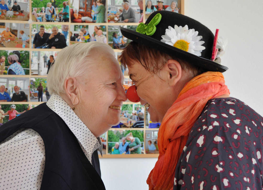 Seniorin und Clownin, Nase an Nase