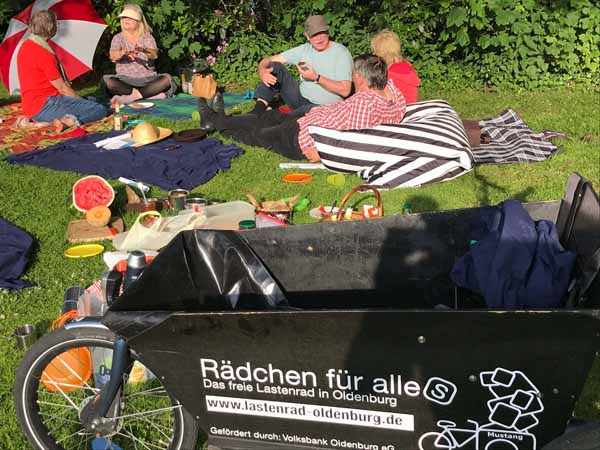 Buntes Picknick auf der Dobbenwiese in Oldenburg, im Vordergrund Lastenrad „Rädchen für alle(s)“