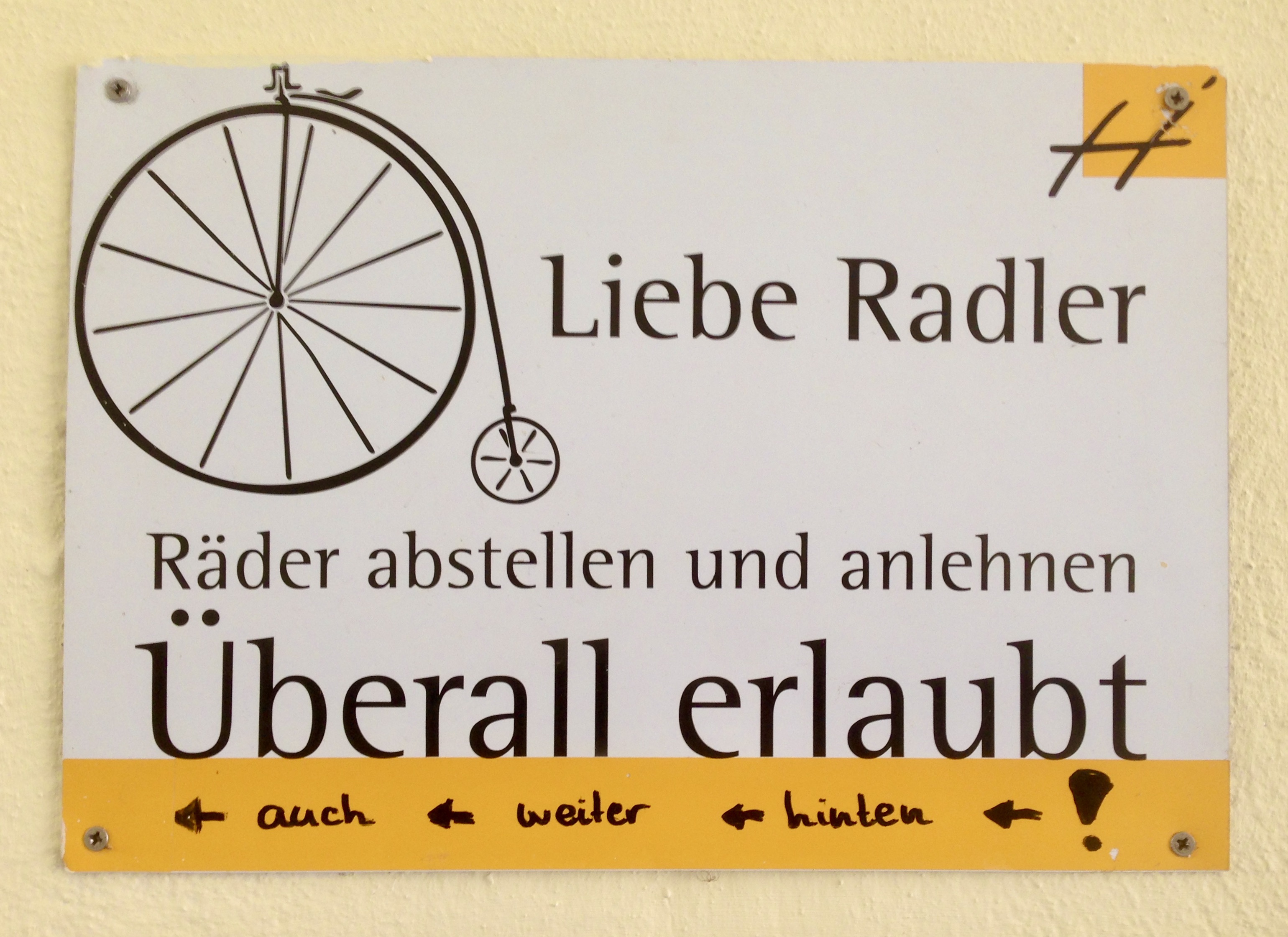 Hinweisschild: Lieber Radler, Räder abstellen und anlehnen überall erlaubt