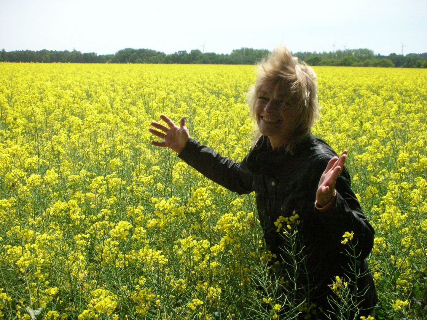 Frau in Rapsfeld, Oldenburger Land