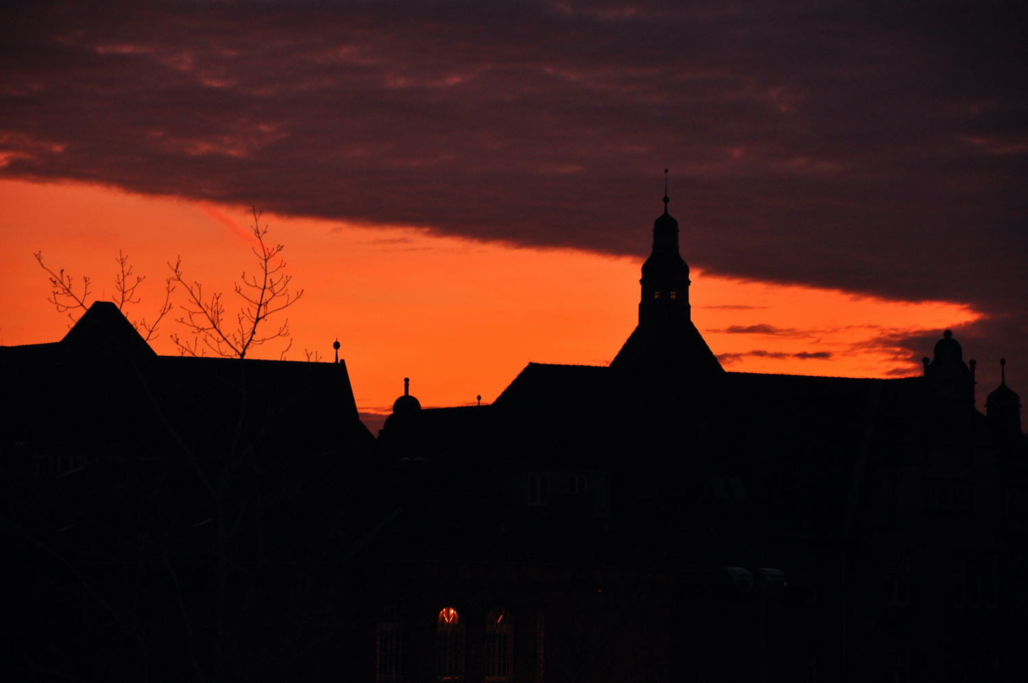 Roter Himmelsstreifen hinter der Silhouette Oldenburgs