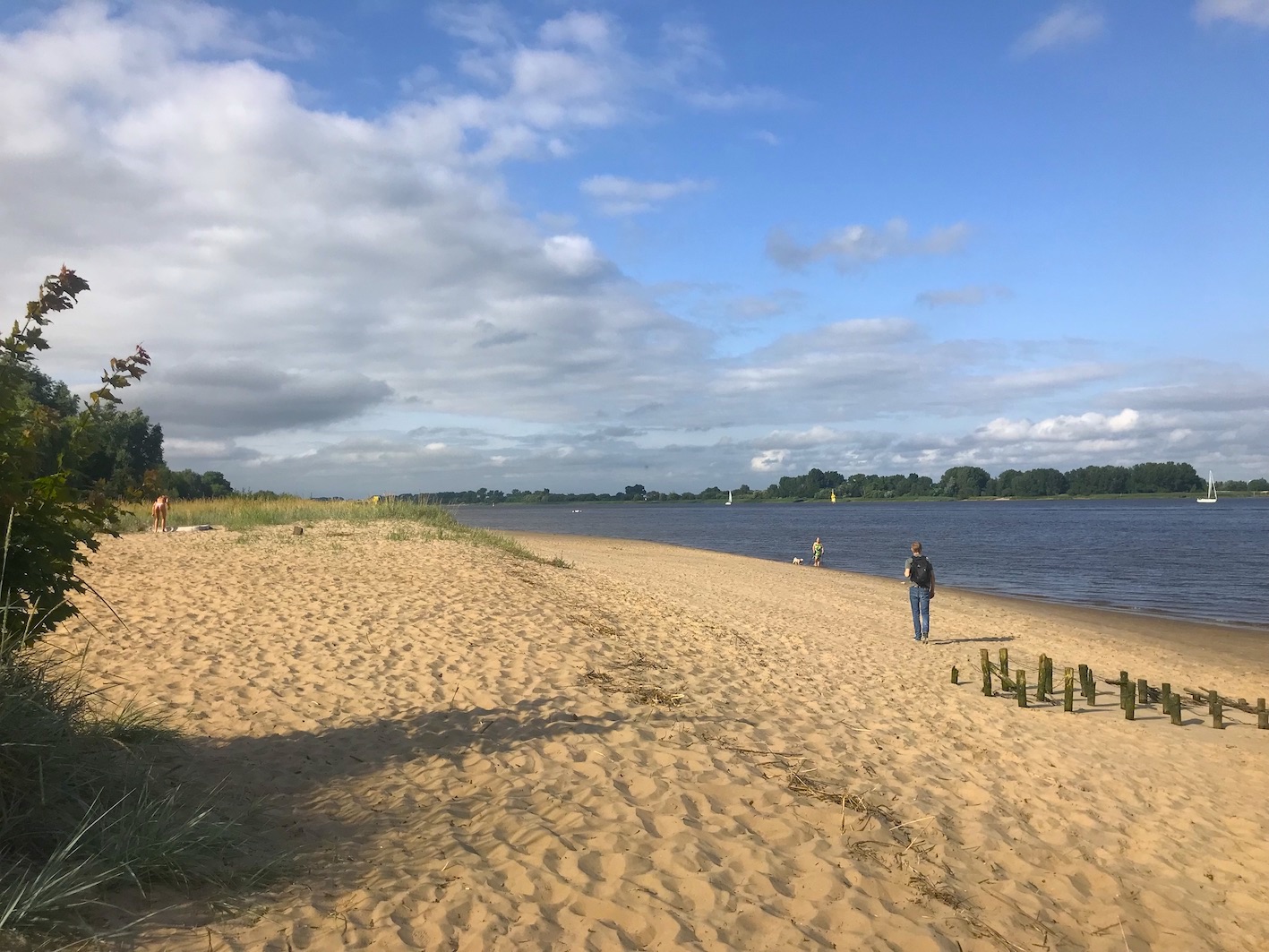Breiter Sandstrand an der Weser