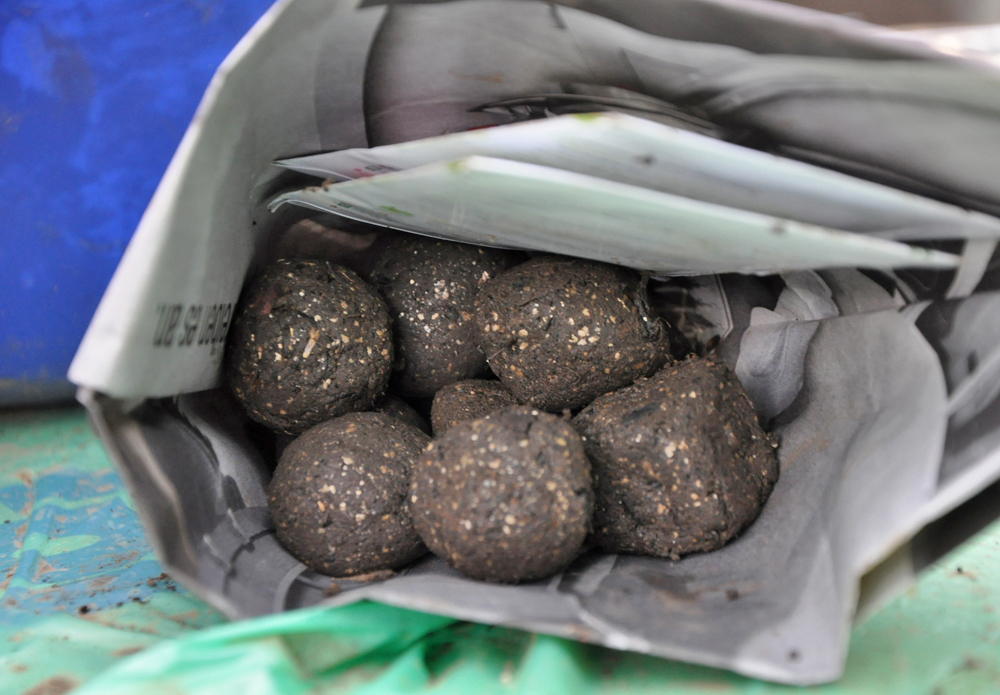 Seedbombs in Tüte aus Zeitungspapier