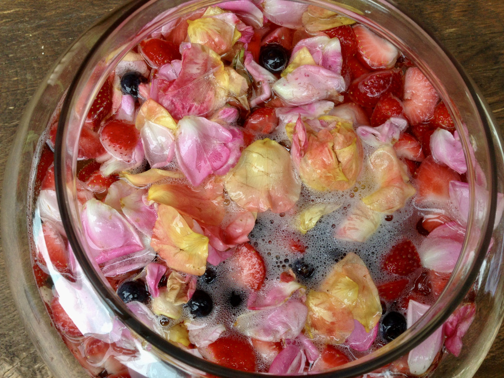 Beeren-Rosenblüten-Bowle, bunt, fruchtig, sommerlich.