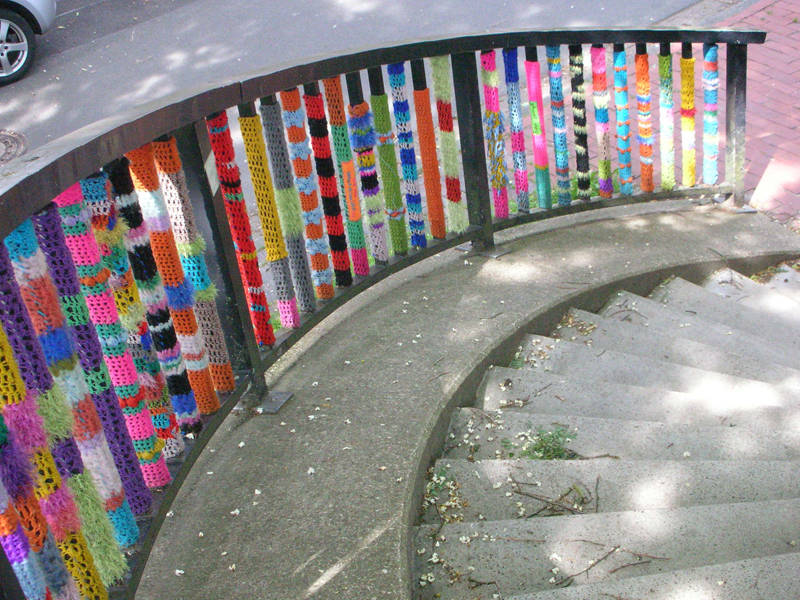 Umhäkeltes Treppengeländer, Treppe führt in einer Spirale abwärts